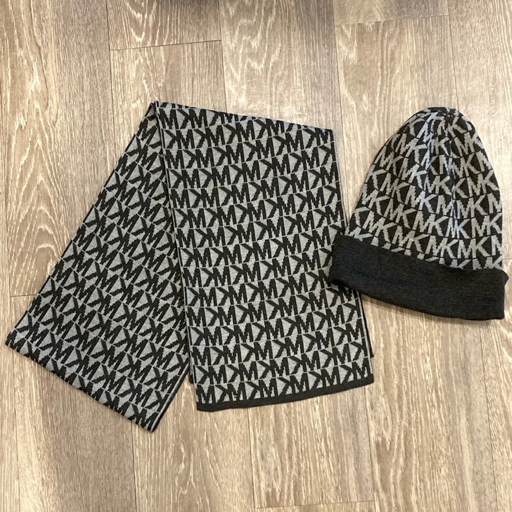 Like new Michael Kors Scarf and Hat set
